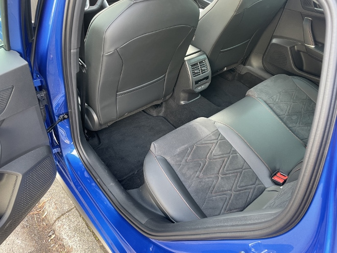 Seat Leon 2.0 TDI DSG hinten sitzen auf der Sitzbank, Beinfreiheit und Schulterfreiheit