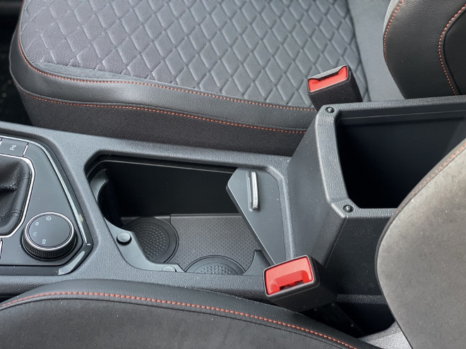 Seat Tarraco Plug-in-Hybrid Fach zwischen den Vordersitzen in der Mittelkonsole