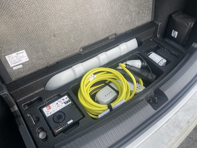Seat Tarraco Plug-in-Hybrid Fach unter dem Kofferraumboden für die Ladekabel und das Reifen Reparaturset