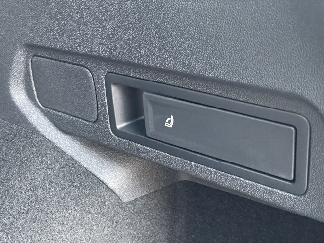 Seat Tarraco Plug-in-Hybrid Taste um die Lehne der Sitzbank Kofferraum aus flach zu legen