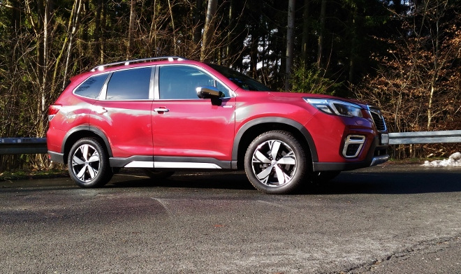Subaru Forester Hybrid in Rot