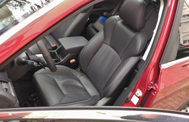 Subaru Forester Hybrid Vordersitz in schwarzem Leder