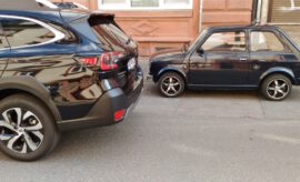 Subaru Outback 2.5i Größe und Dimensionen im Vergleich, neben einem Fiat 126