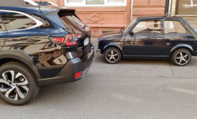 Subaru Outback 2.5i Größe und Dimensionen im Vergleich, neben einem Fiat 126