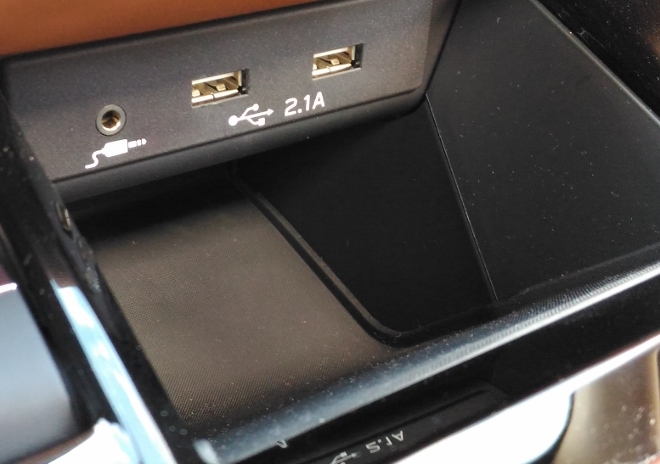 Subaru Outback 2.5i USB Anschlusss und Ablage vorne auf der Mittelkonsole