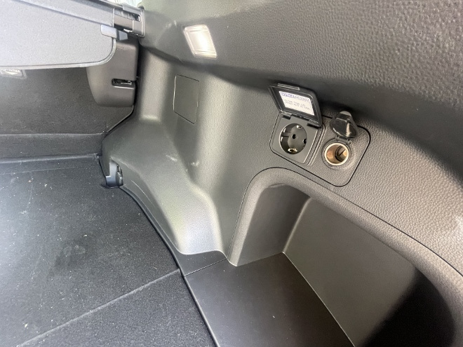 Suzuki Across 2.5 Plug-in Hybrid Test: Steckdosen auf der rechten Seite im Kofferraum