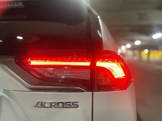Suzuki Across 2.5 Plug-in Hybrid Test: heckleuchten und Modellbezeichnung am Heck