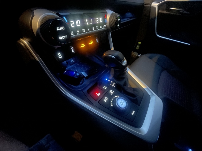 Suzuki Across 2.5 Plug-in Hybrid Test: klimakonsole und Schalter nachts bei Dunkelheit