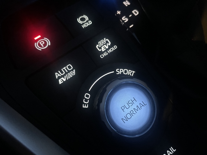 Suzuki Across 2.5 Plug-in Hybrid Test: drehregler für die Fahrprogramme, Eco, normal und sport, nachts beleuchtet