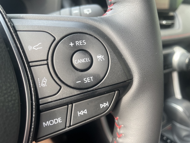 Suzuki Across 2.5 Plug-in Hybrid Test: Tasten für den ACC Tempomat auf der rechten Speiche des Lenkrad