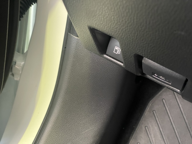 Suzuki Across 2.5 Plug-in Hybrid Test: Öffner der Tankklappe links unten im Fahrer Fußraum