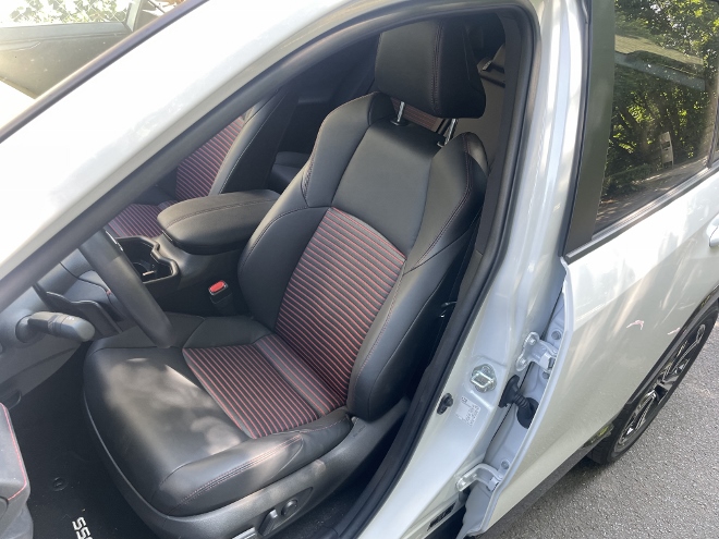 Suzuki Across 2.5 Plug-in Hybrid Test: vorne sitzen auf den Vordersitzen