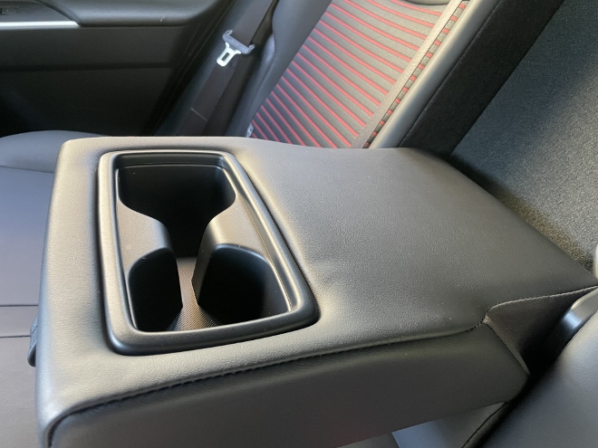 Suzuki Across 2.5 Plug-in Hybrid Test: Armlehne mit Cupholder auf der Sitzbank hinten