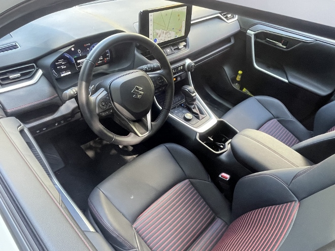 Suzuki Across 2.5 Plug-in Hybrid Test: cockpit, Lenkrad, Instrumente, Bildschirm und Ablagen