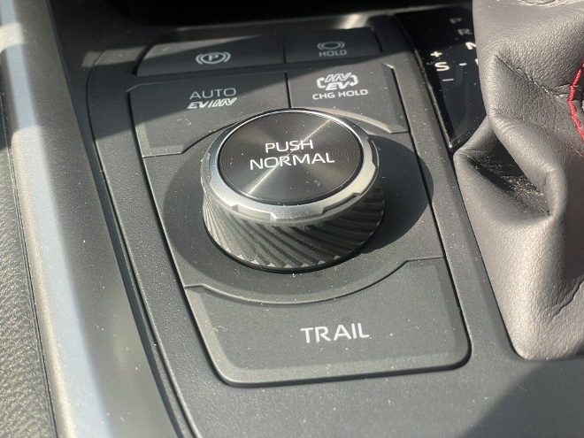 Suzuki Across 2.5 Plug-in Hybrid Test: Erstellung der Fahrprogramme und Geländeprogramme mit dem Drehschalter auf der Mittelkonsole