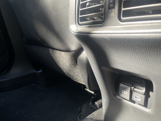 Suzuki Across 2.5 Plug-in Hybrid Test: Zwei USB Anschlüsse hinten am Ende der Mittelkonsole vor der Sitzbank