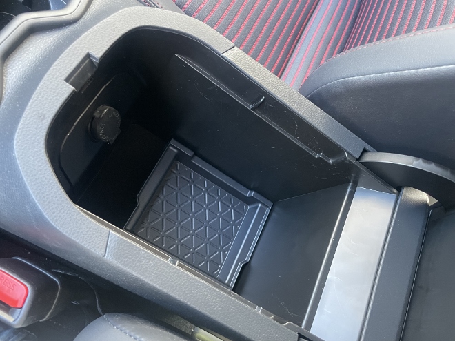 Suzuki Across 2.5 Plug-in Hybrid Test: Fach zwischen den Vordersitzen