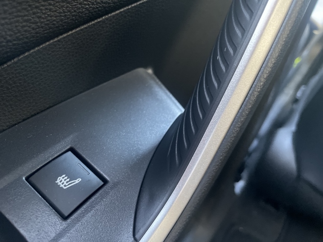 Suzuki Across 2.5 Plug-in Hybrid Test: Schalter der Sitzheizung der Vordersitze in der Tür hinter dem Türgriff