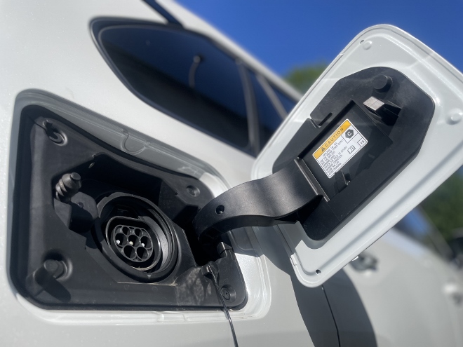 Suzuki Across 2.5 Plug-in Hybrid Test: Ladeklappe und Lade Anschluss hätte rechts