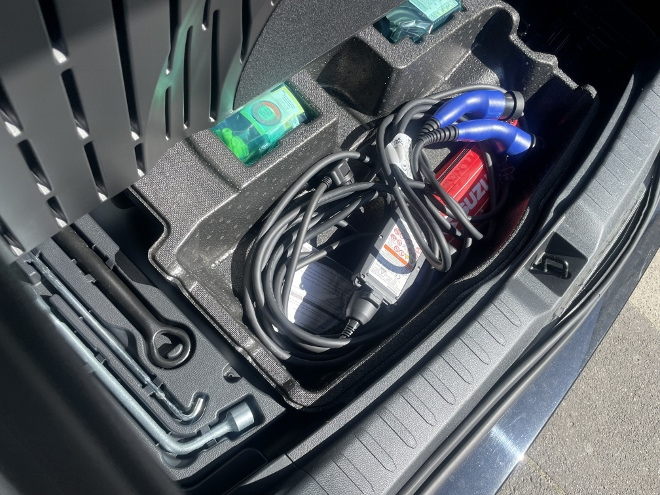 Suzuki Across 2.5 Plug-in Hybrid Test: Fach unter dem Kofferraumboden im Kofferraum für die Ladekabel