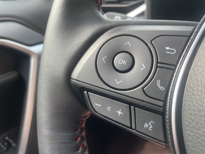 Suzuki Across 2.5 Plug-in Hybrid Test: Tasten für das Telefon und die Sprachsteuerung auf der linken Speiche des Lenkrad