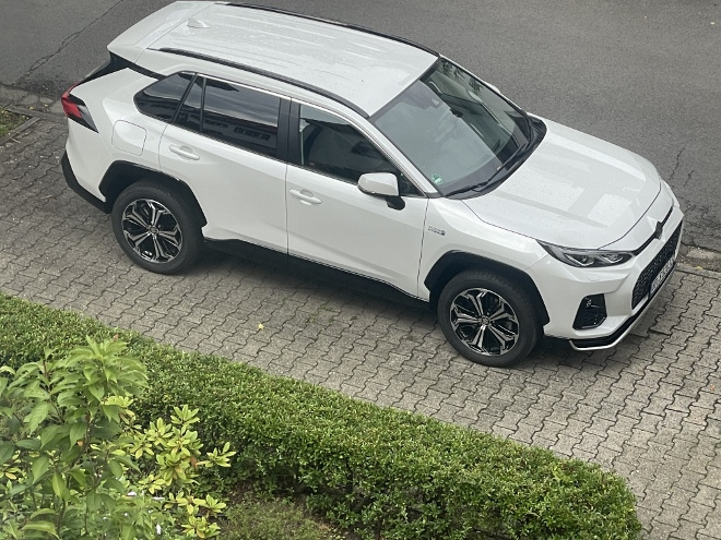 Suzuki Across 2.5 Plug-in Hybrid Test: in weiß lackiert