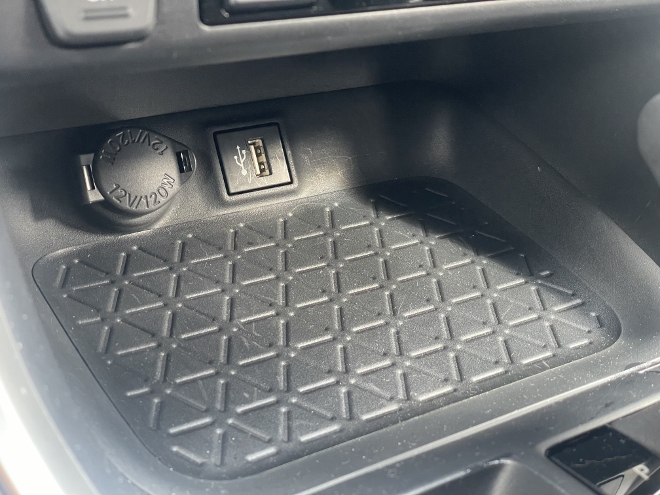 Suzuki Across 2.5 Plug-in Hybrid Test: Rutsch befestigte Ablage in Fahrernähe mit 120 W Steckdose und USB Anschluss