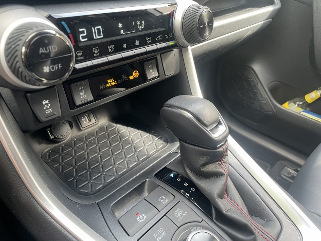 Suzuki Across 2.5 Plug-in Hybrid Test: Klima einstellen am Drehregler