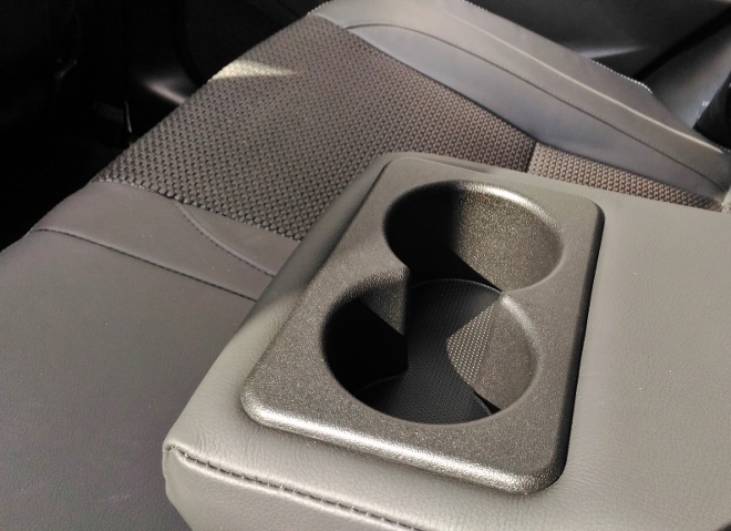 Suzuki S-Cross Mild Hybrid Armlehne und Becherhalter hinten auf der Sitzbank