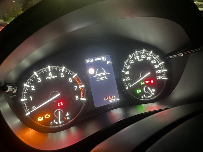Suzuki S-Cross Hybrid 4x4 mit Schaltgetriebe: cockpit, Drehzahlmesser und Tacho nachts bei Dunkelheit