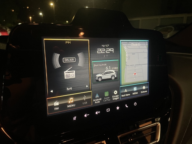 Suzuki S-Cross Hybrid 4x4 mit Schaltgetriebe: Touchscreen nachts bei Dunkelheit