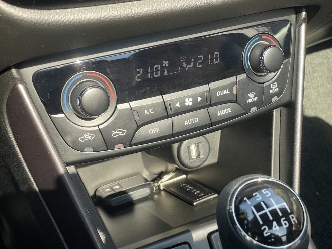 Suzuki S-Cross Hybrid 4x4 mit Schaltgetriebe: einstellen und regeln von Klima und Heizung über Drehräder, Drehschalter und Schalter. Gut gelöst