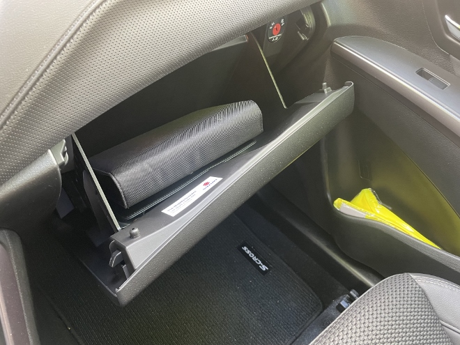 Suzuki S-Cross Hybrid 4x4 mit Schaltgetriebe: Handschuhfach