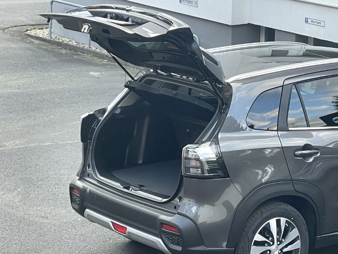 Suzuki S-Cross Hybrid 4x4 mit Schaltgetriebe: Stehhöhe Unter der Heckklappe beim einladen