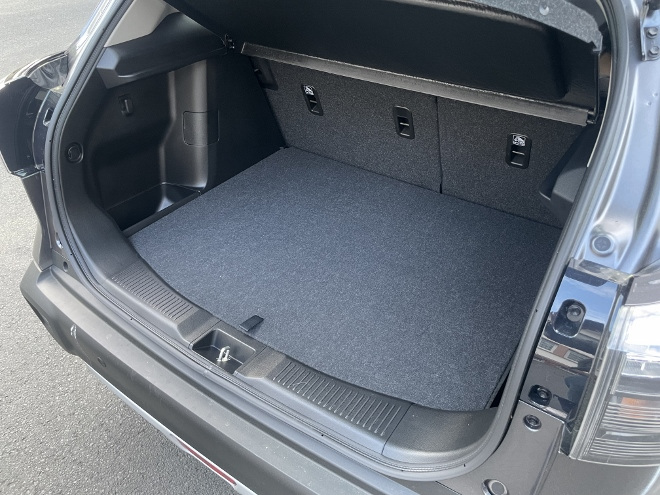 Suzuki S-Cross Hybrid 4x4 mit Schaltgetriebe: Kofferraum und Gepäckraum., Tiefe, Breite, Höhe. Ladekante, einfache Laderaumabdeckung.