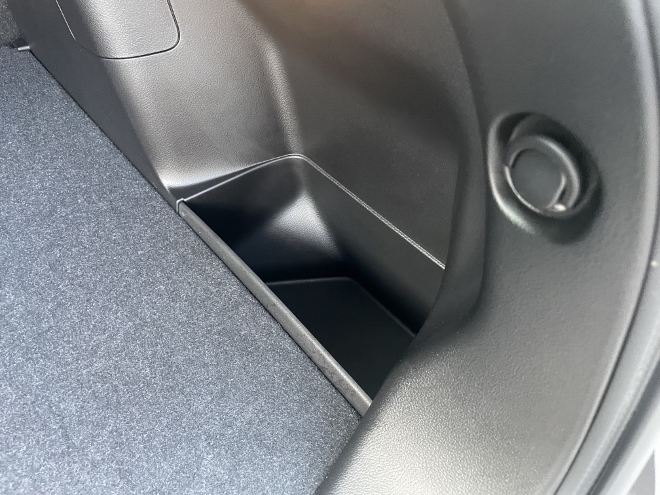 Suzuki S-Cross Hybrid 4x4 mit Schaltgetriebe: Fach und Haken im Kofferraum