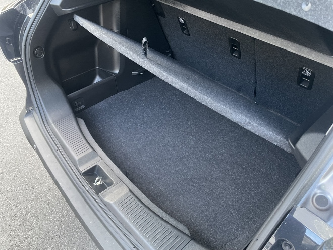 Suzuki S-Cross Hybrid 4x4 mit Schaltgetriebe: Fach unter dem Kofferraumboden. Fixierbarer Ladeboden. Praktisch