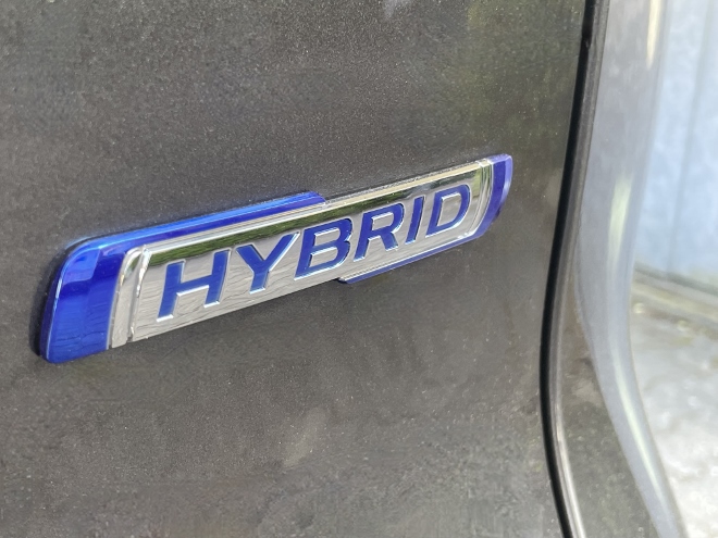 Suzuki S-Cross Hybrid 4x4 mit Schaltgetriebe: Hybrid Emblem hinten an der Heckklappe