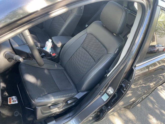 Suzuki S-Cross Hybrid 4x4 mit Schaltgetriebe: vorne sitzen auf dem Vordersitz