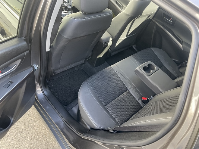 Suzuki S-Cross Hybrid 4x4 mit Schaltgetriebe: hinten sitzen auf den der Sitzbank mit ausklappbare Armlehne. Beinfreiheit und Schulterfreiheit hinten