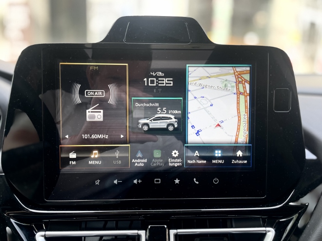 Suzuki S-Cross Hybrid 4x4 mit Schaltgetriebe: Anzeigen auf dem Touchscreen für Radio, Navigation, Zeit und verbrauchs,anzeige