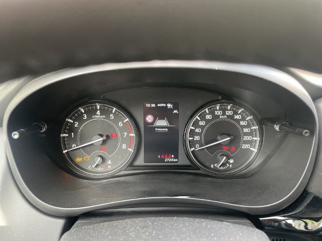 Suzuki S-Cross Hybrid 4x4 mit Schaltgetriebe: Nicht digital, Tacho und Drehzahlmesser