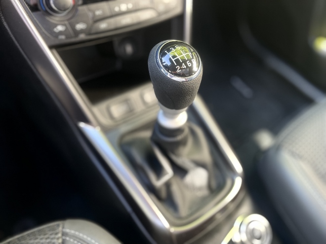 Suzuki S-Cross Hybrid 4x4 mit Schaltgetriebe: schalthebel, 6 Gang Schaltgetriebe, Sechs Gänge zum schalten besser als Automatik