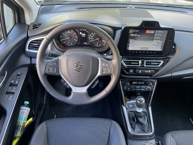 Suzuki S-Cross Hybrid 4x4 mit Schaltgetriebe: cockpit, Bildschirm und Lenkrad und Schalthebel des 6 Gang Schaltgetriebe