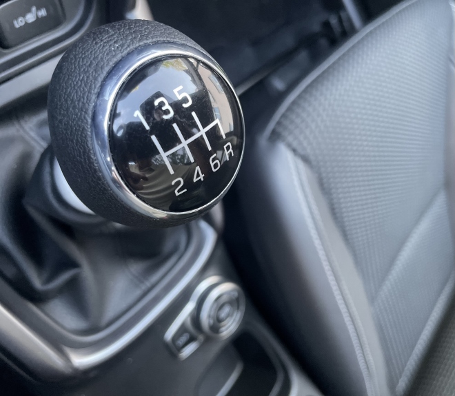 Suzuki S-Cross Hybrid 4x4 mit Schaltgetriebe: Schalthebel des Schaltgetriebe, sechs Gänge