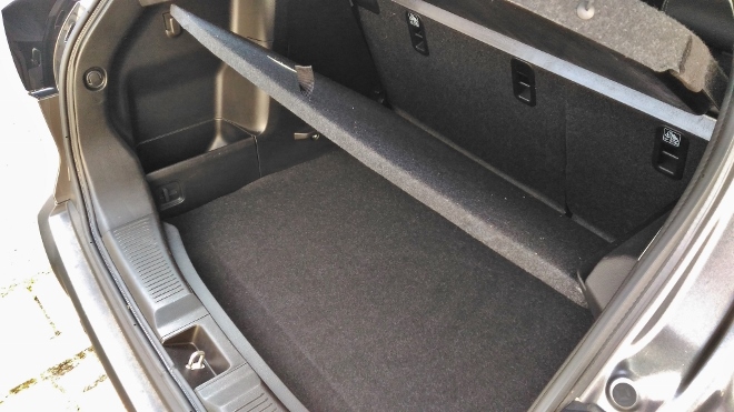 Suzuki S-Cross Mild Hybrid Zwischenboden fixieren im Kofferraum