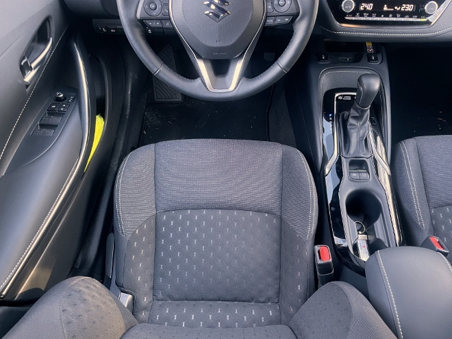Suzuki Swace Hybrid Kombi Vordersitz und Sitzpolster, guter Seitenhalt