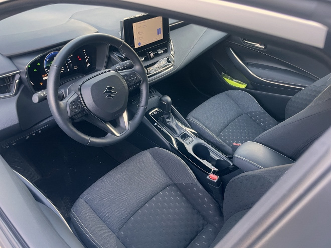 Suzuki Swace Hybrid Kombi Cockpit, Lenkrad, Sitze und Bildschirm