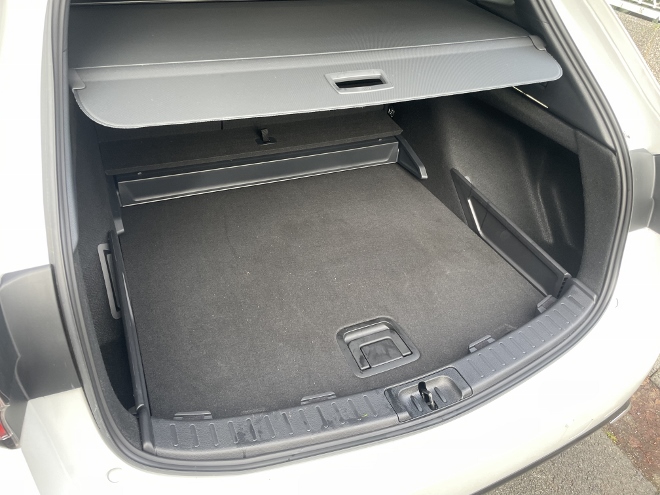 Suzuki Swace Hybrid Kombi Kofferraum und Laderaum, Tiefe, Breite, Gepäckraumabdeckung und Seitenfläche