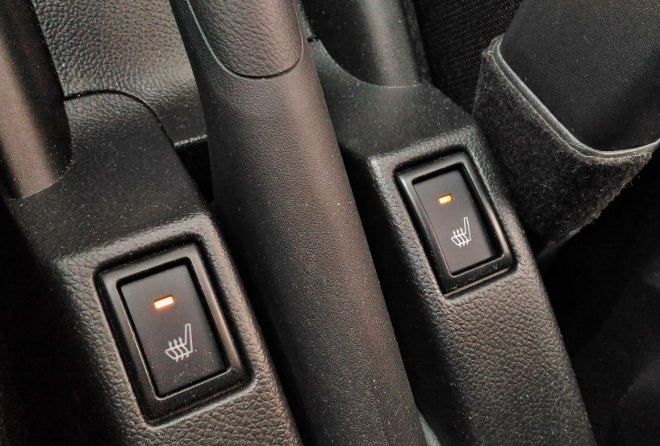 Schalter der Sitzheizung im Suzuki Swift Facelift